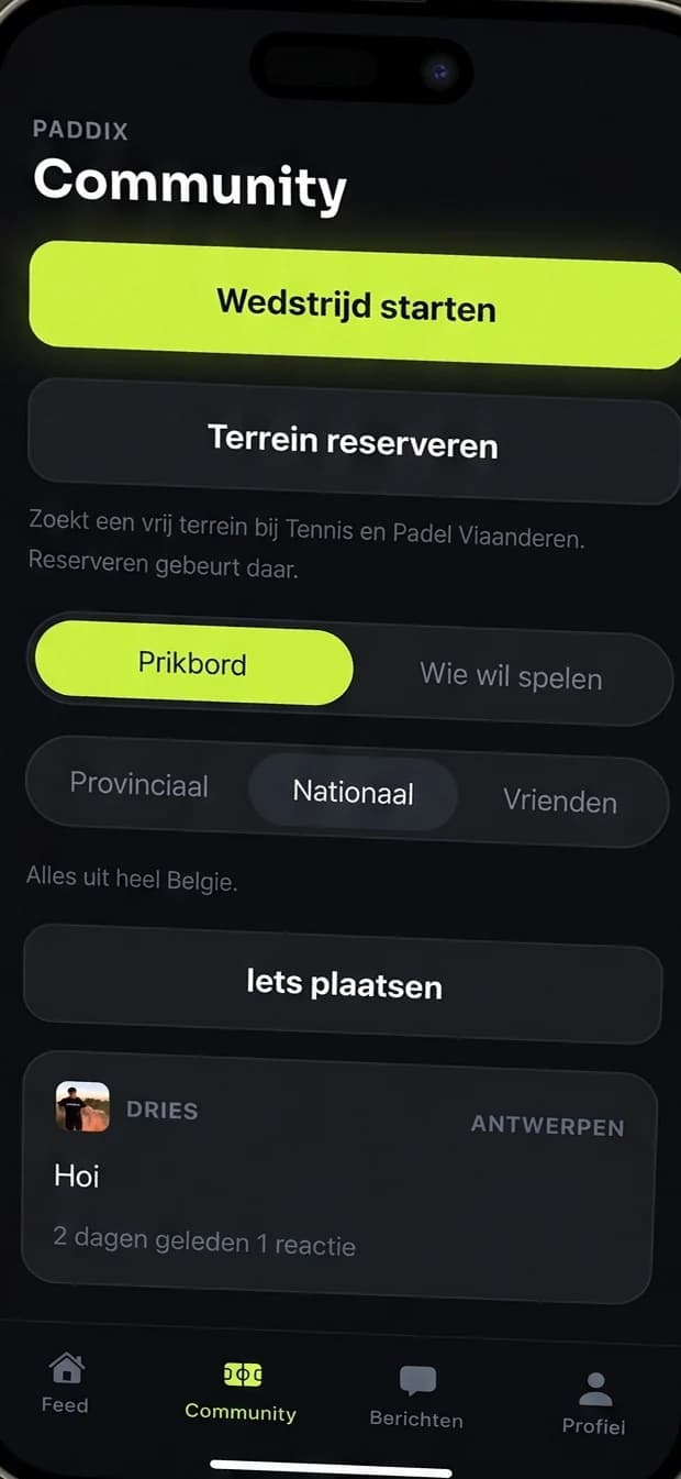 Het communityscherm van Paddix, met knoppen om een wedstrijd te starten en een terrein te reserveren